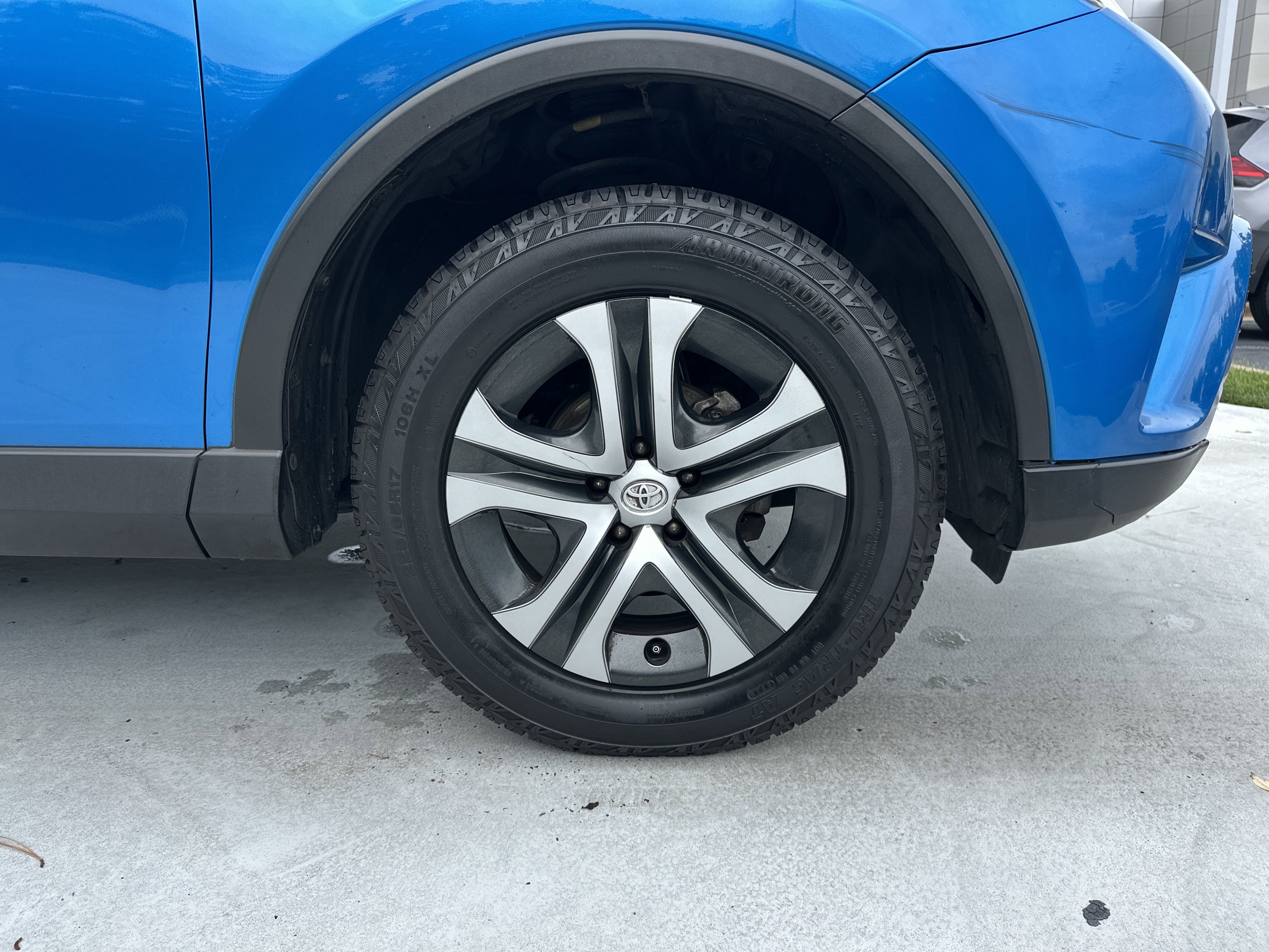 Used 2018 Toyota RAV4 LE FWD image 13