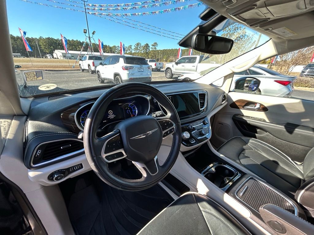 Used 2022 Chrysler Pacifica Limited w/ Uconnect Theater Family Group image 2