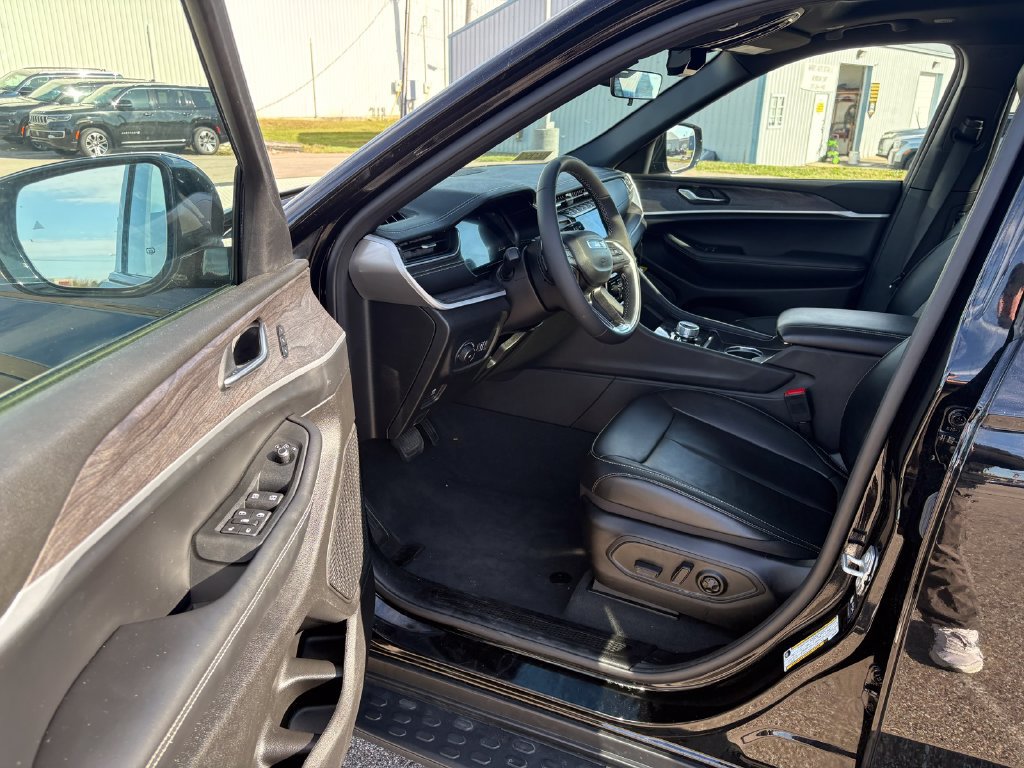 Used 2025 Jeep Grand Cherokee L Limited w/ Black Appearance Package AWD/4WD image 21