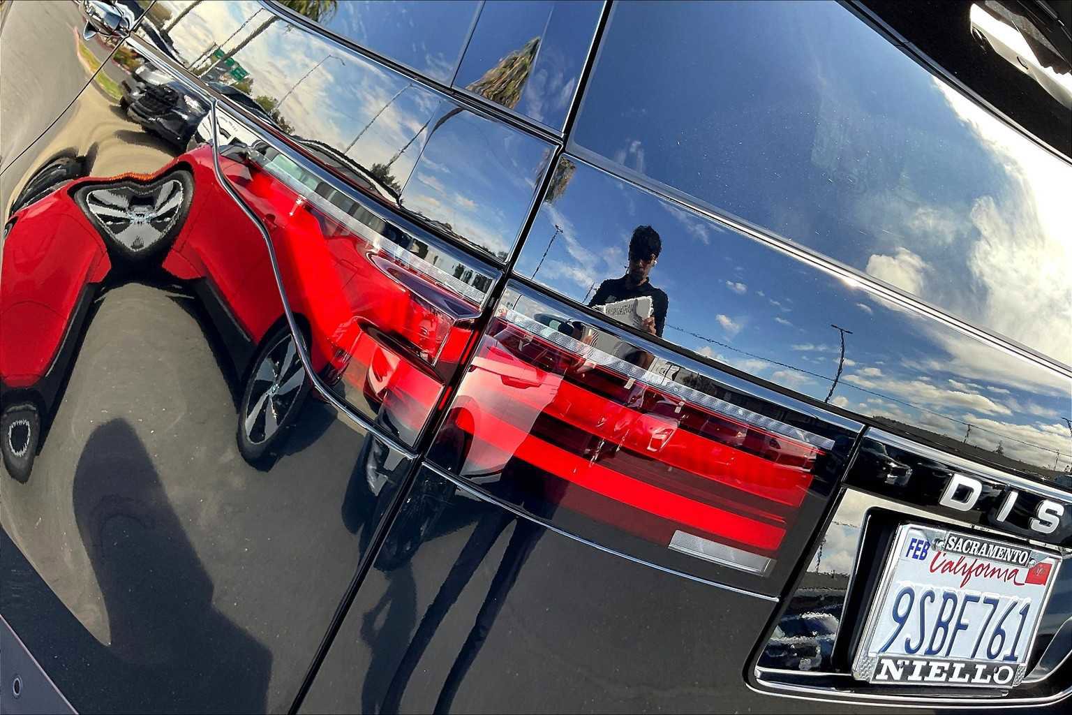 Used 2025 Land Rover Discovery S image 32