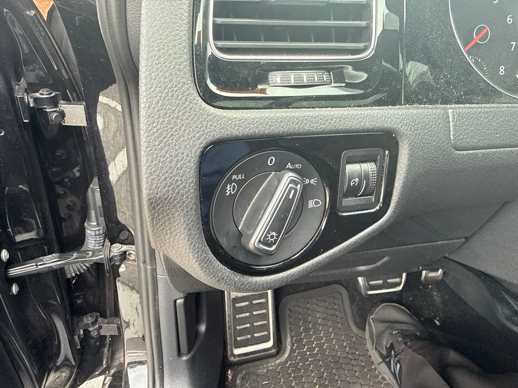 Used 2018 Volkswagen GTI SE FWD image 19