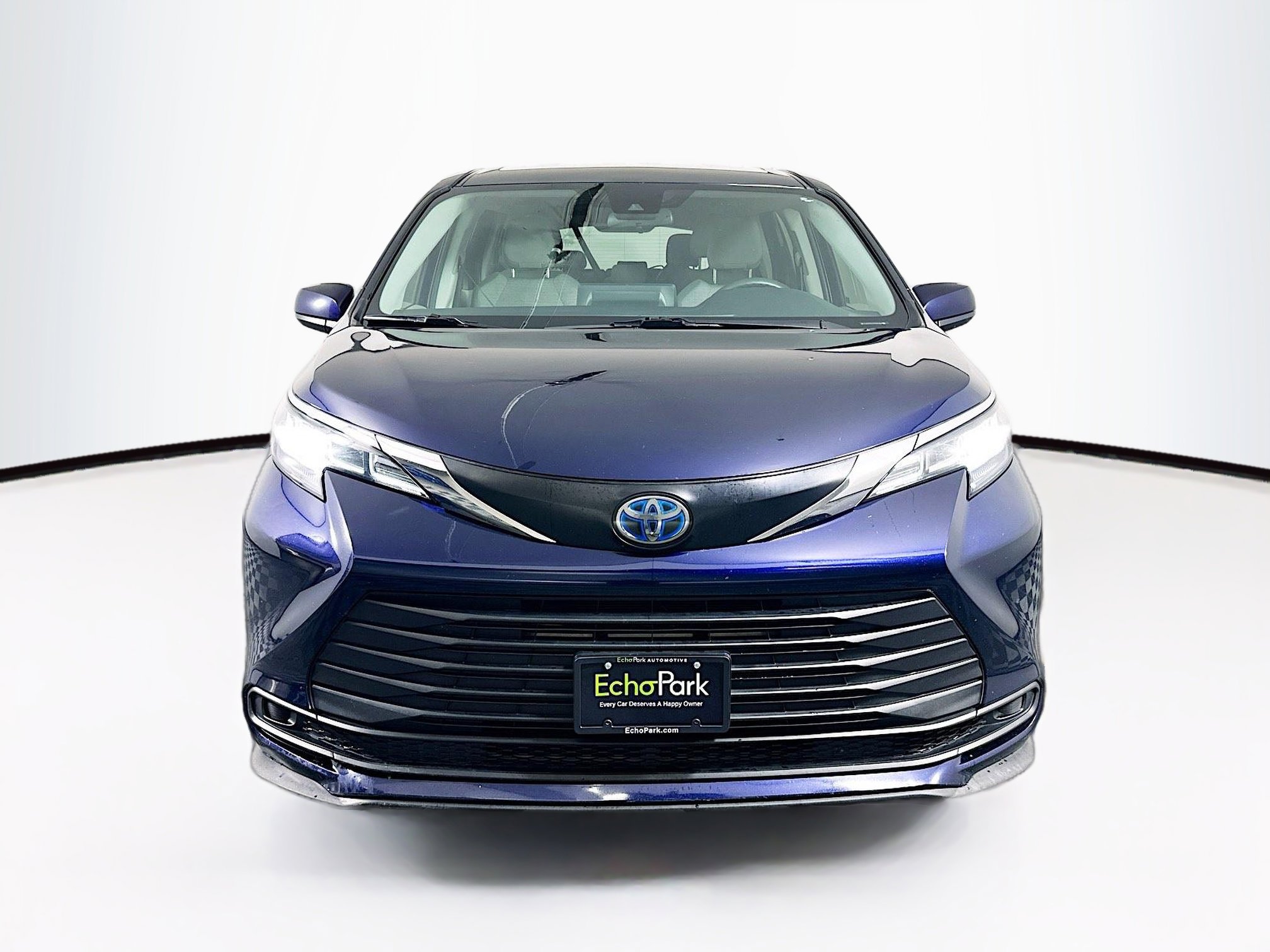 Used 2022 Toyota Sienna LE FWD image 2