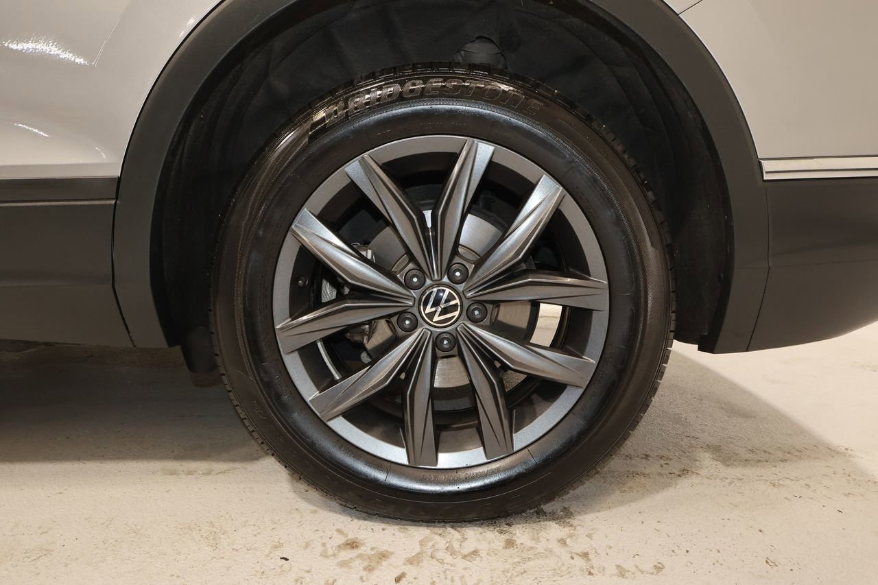 Used 2023 Volkswagen Tiguan SE w/ Panoramic Sunroof Package image 34