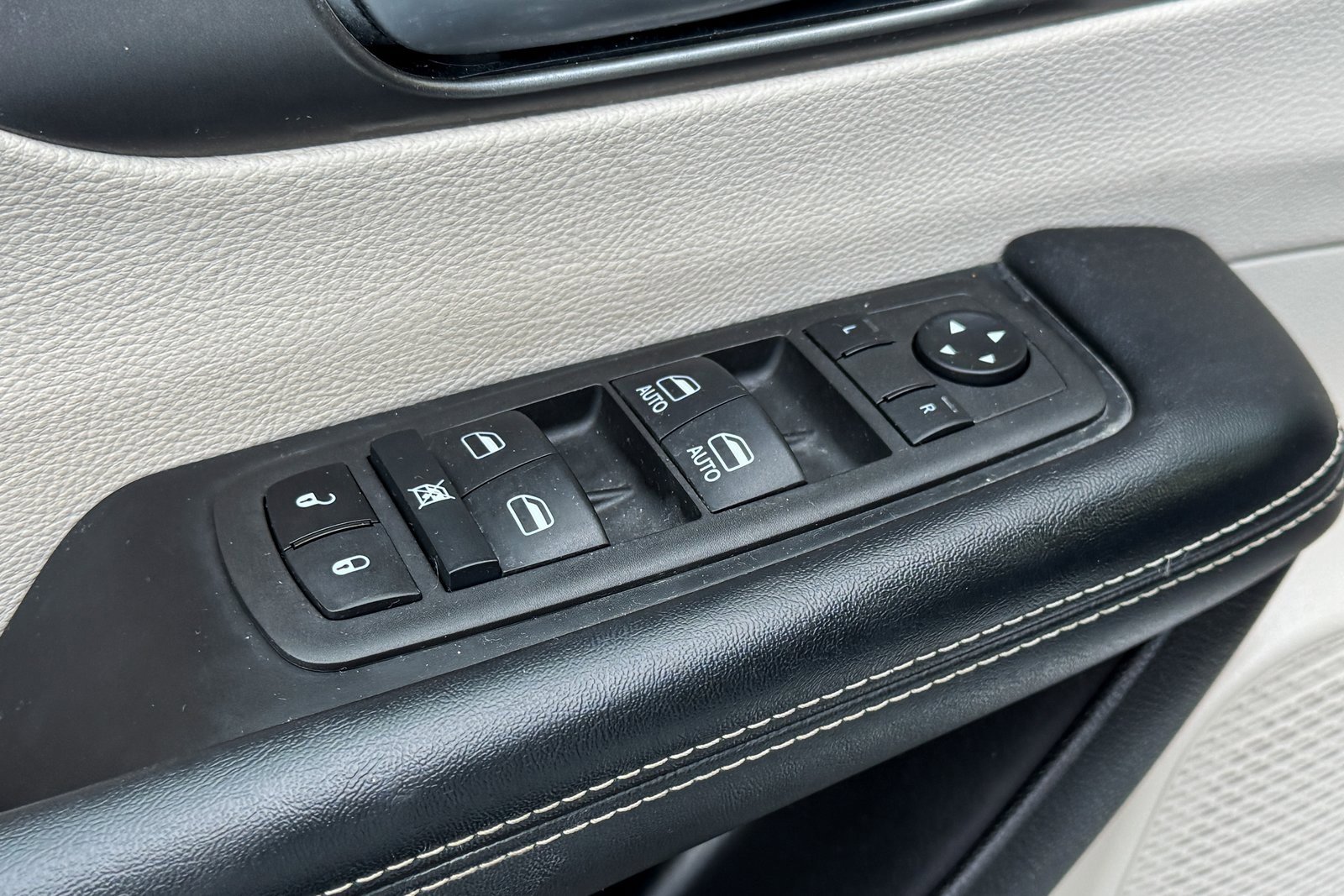 Used 2022 Chrysler Pacifica Touring-L image 17