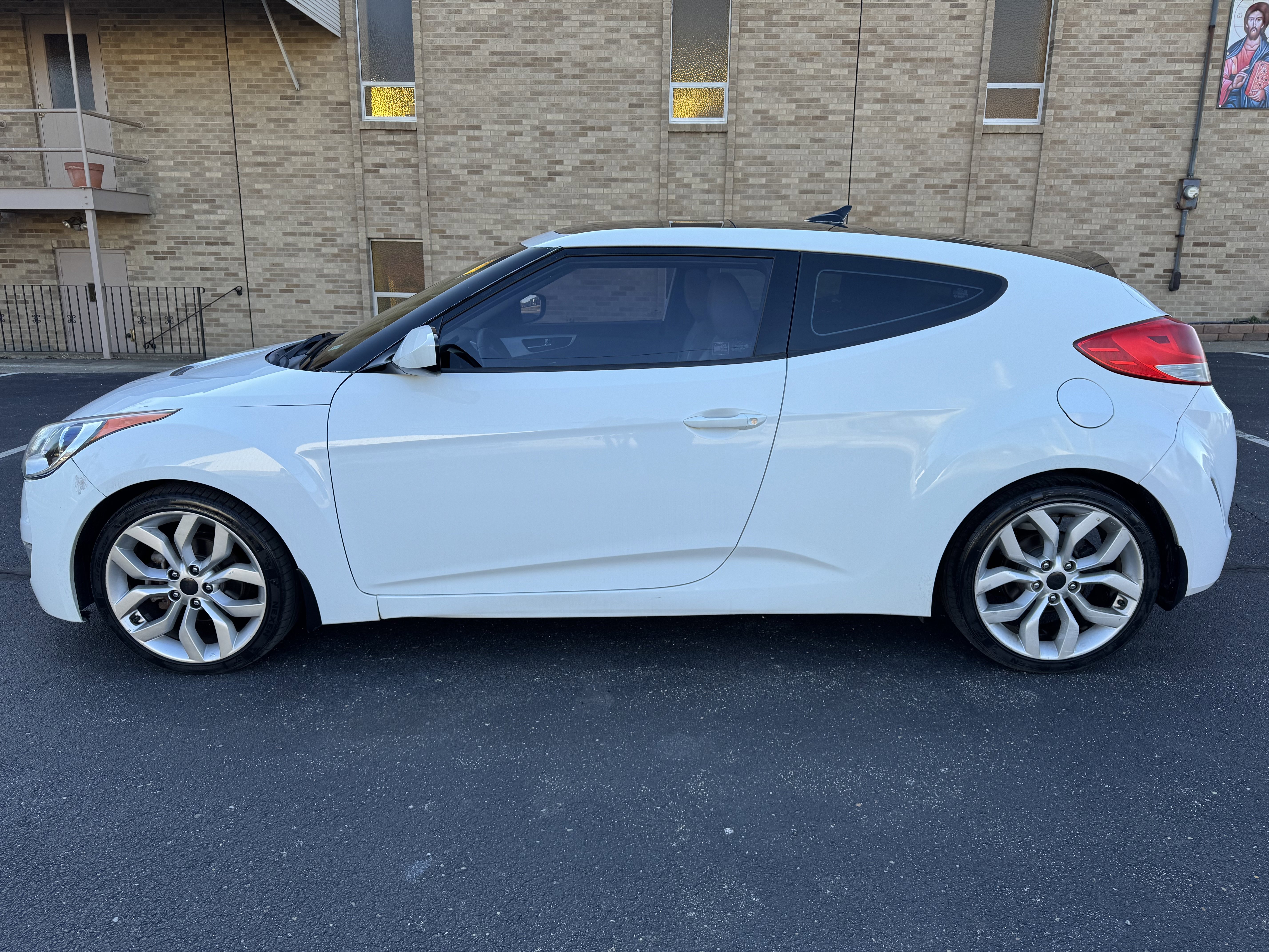 Used 2013 Hyundai Veloster w/ Style Pkg image 2