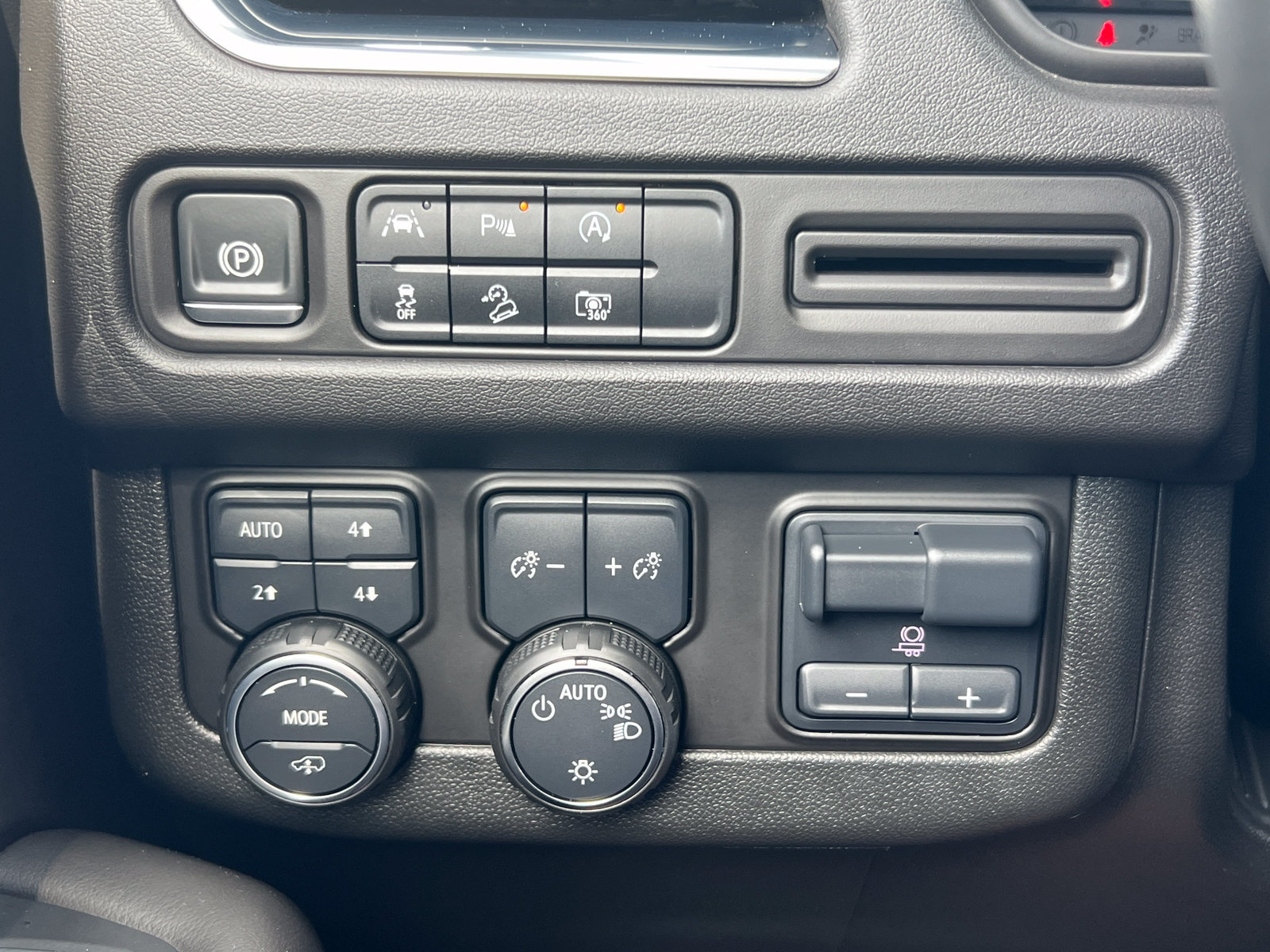 Certified 2024 Chevrolet Suburban Z71 w/ Off-Road Capability Package AWD/4WD image 27