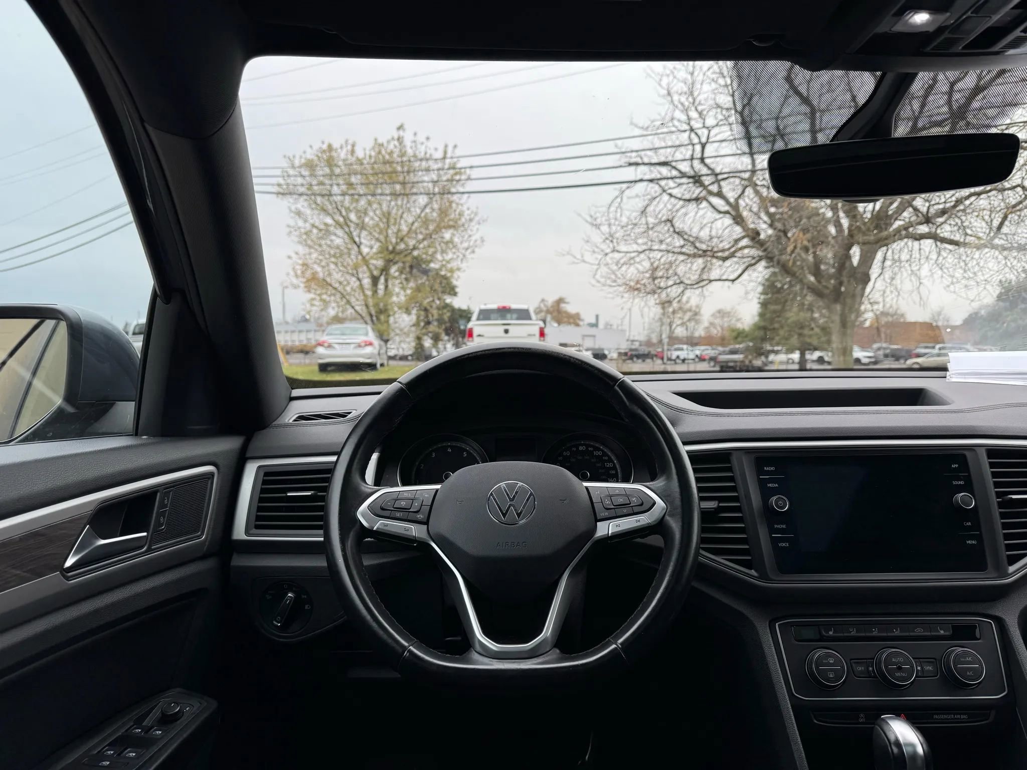 Used 2020 Volkswagen Atlas Cross Sport SE w/ Panoramic Sunroof Package image 17