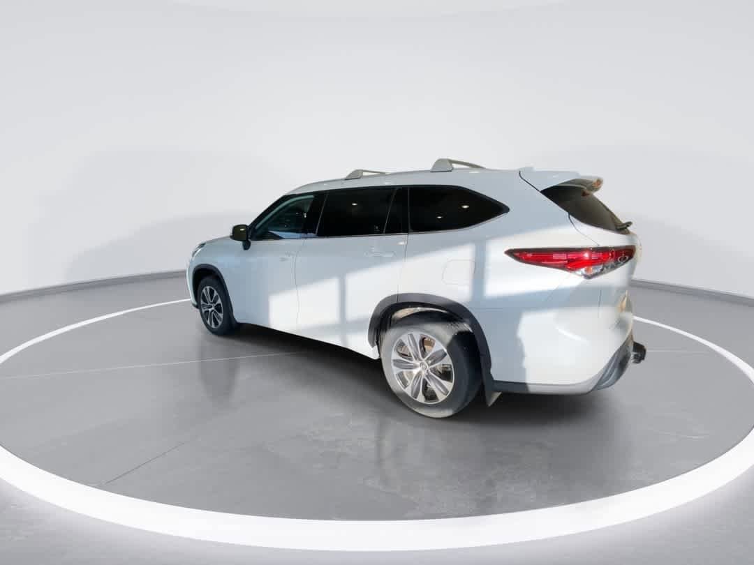 Used 2022 Toyota Highlander XLE AWD/4WD image 6