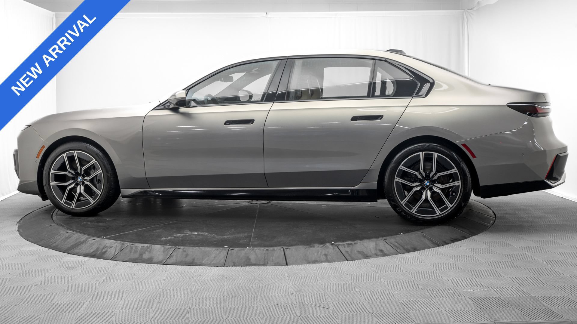 Used 2023 BMW 740i RWD image 4