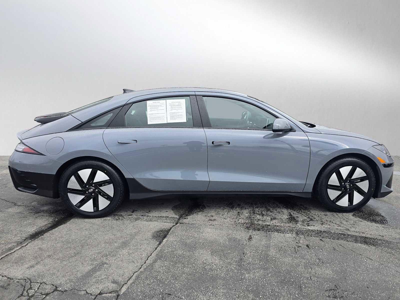 Used 2024 Hyundai Ioniq 6 SE AWD/4WD image 2