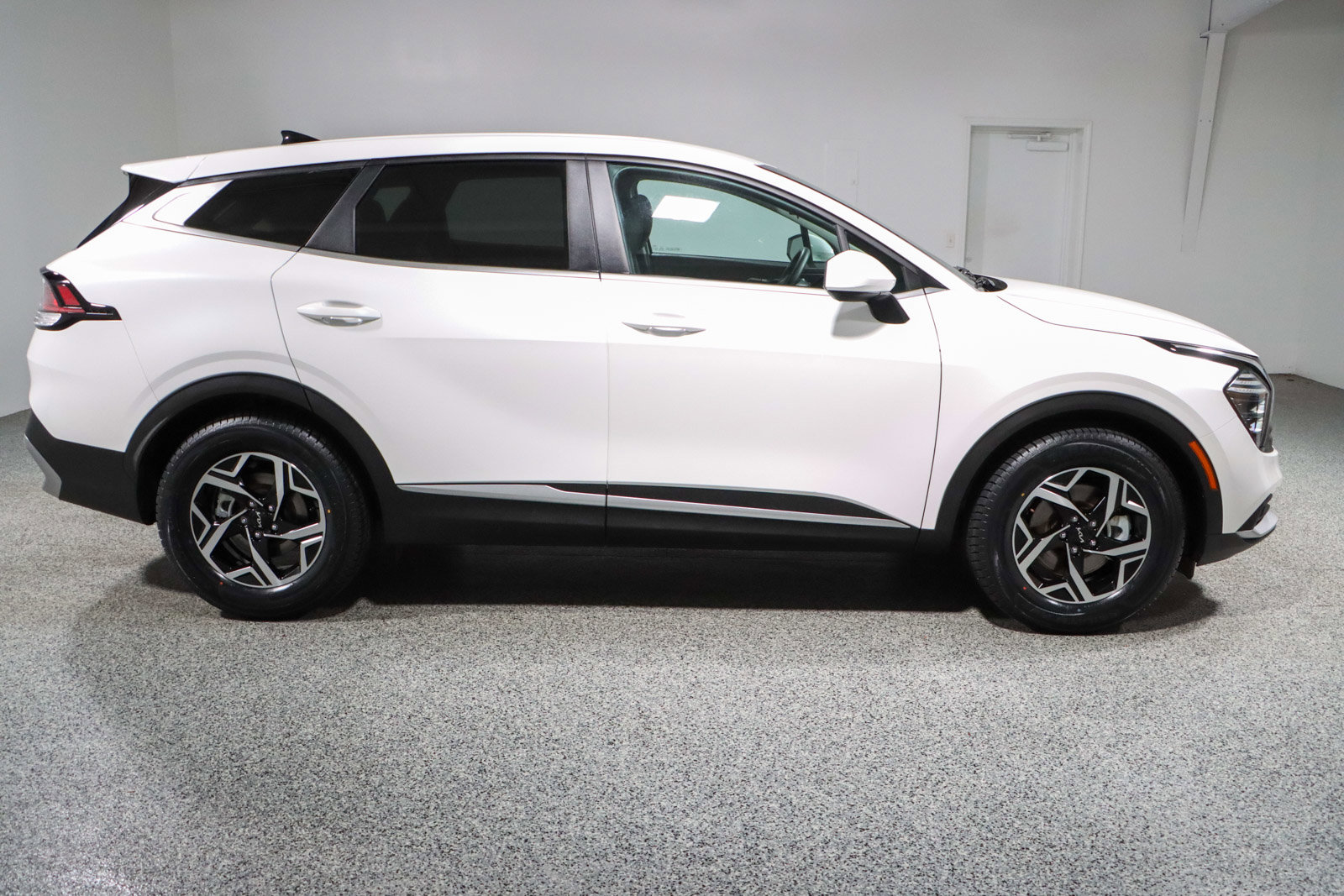 Used 2024 Kia Sportage LX image 6