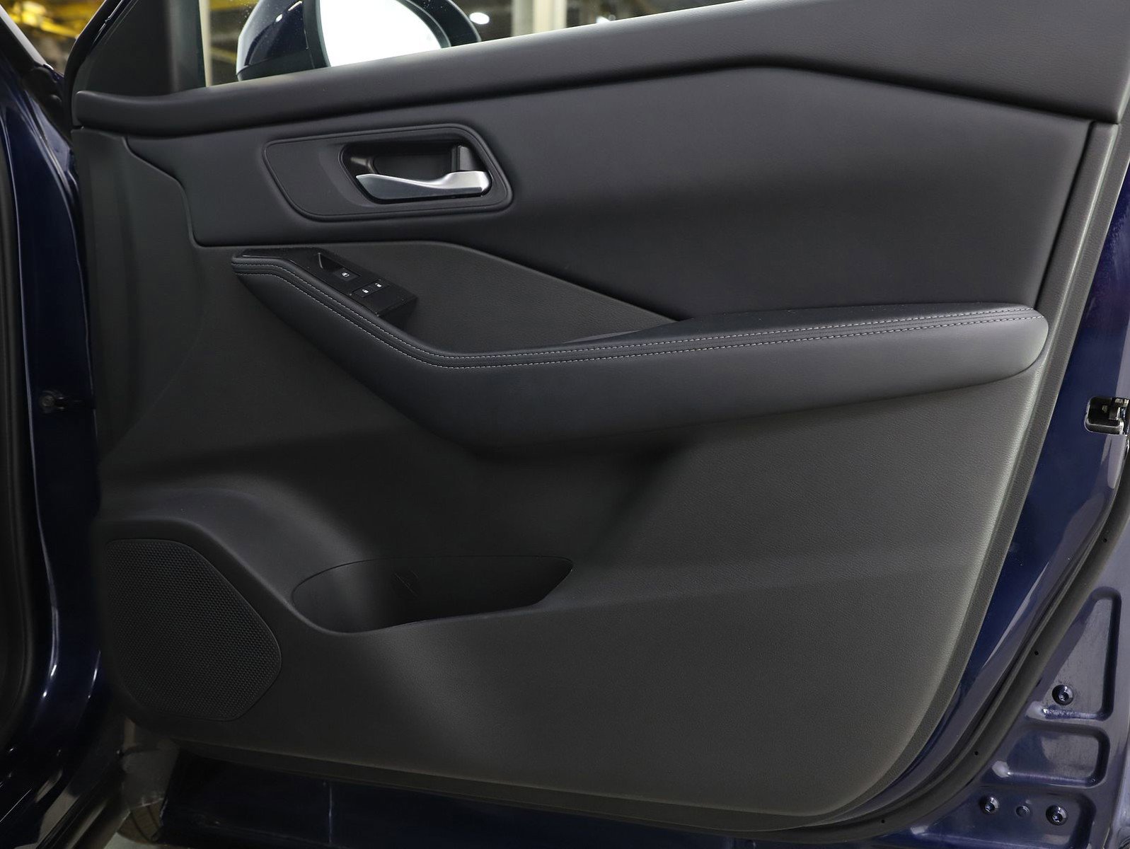 Used 2025 Nissan Rogue SV image 11