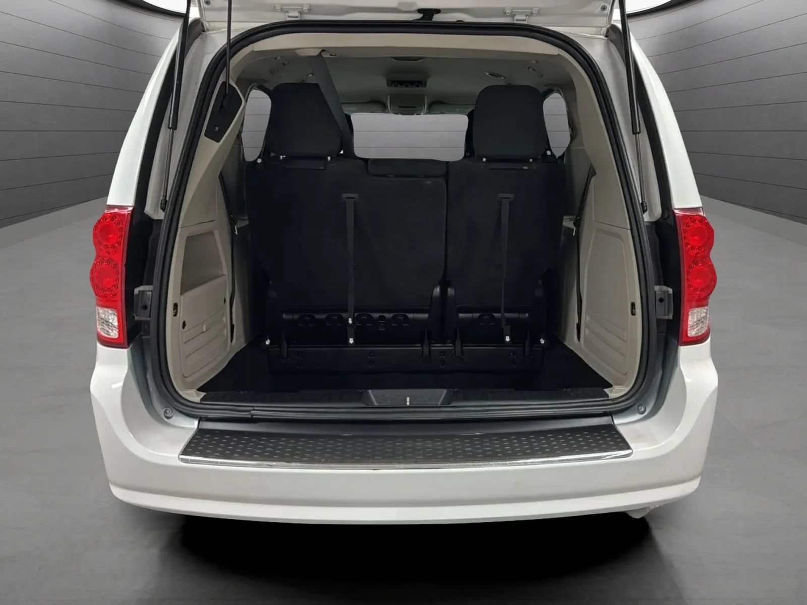Used 2015 Dodge Grand Caravan SXT FWD image 18