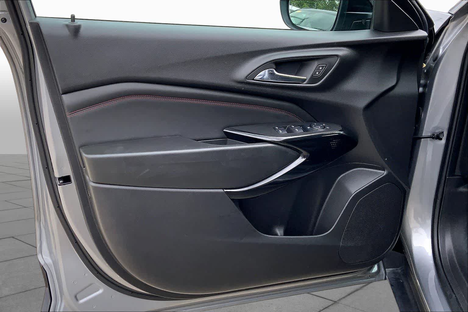 Certified 2025 Chevrolet Trax RS w/ Sunroof Package FWD image 22