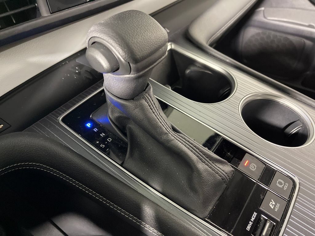 Used 2025 Toyota Sienna LE w/ LE Plus Package FWD image 24