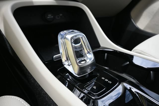 Used 2024 Volvo XC40 B5 Plus w/ Protection Package Premier AWD/4WD image 19