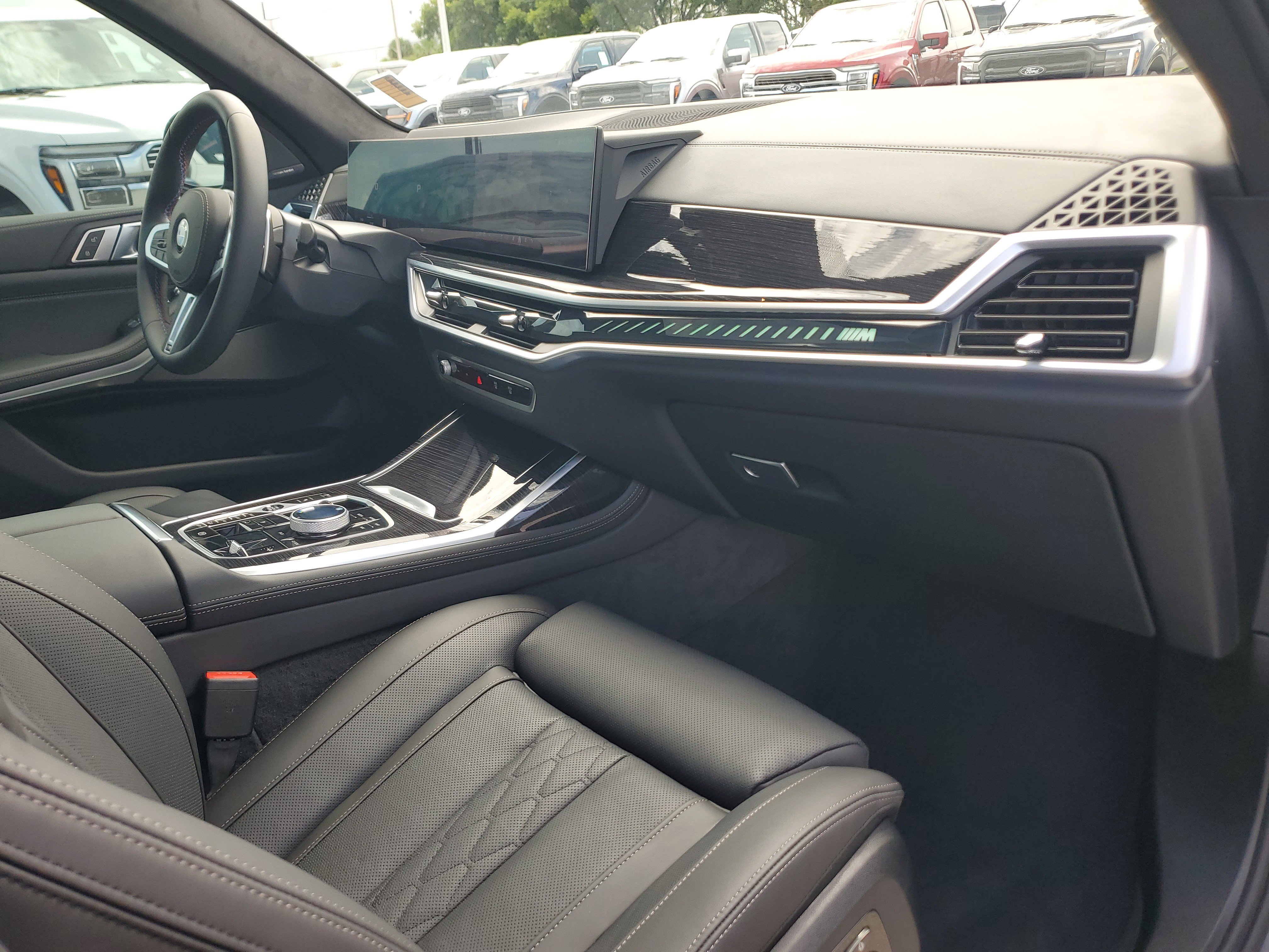 Used 2025 BMW X7 M60i w/ Executive Package image 21