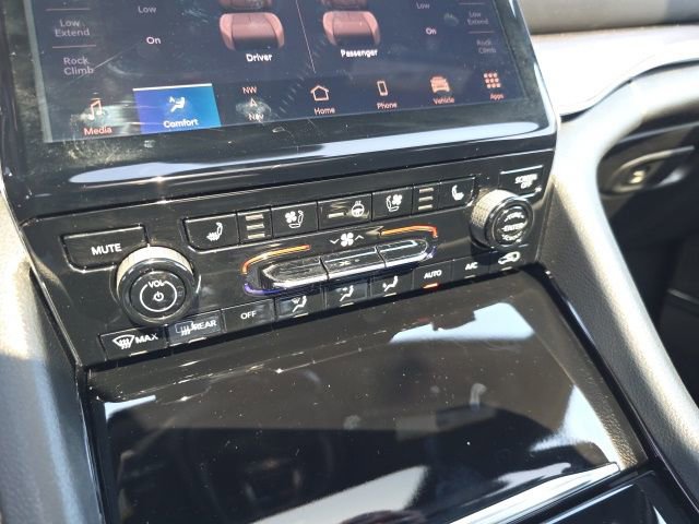 Used 2025 Jeep Grand Cherokee Overland w/ Adv Protech Group III image 30