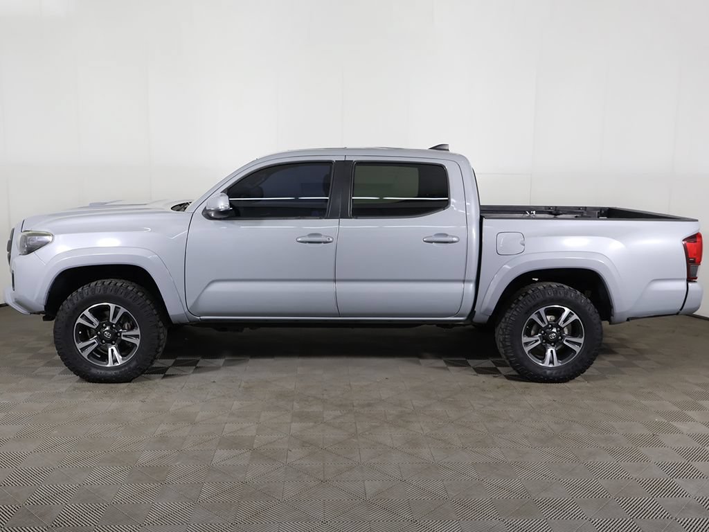 Used 2018 Toyota Tacoma TRD Sport AWD/4WD image 19