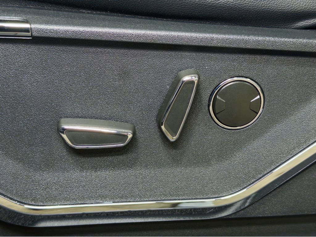 Used 2023 Ford F150 Lightning Lariat image 7