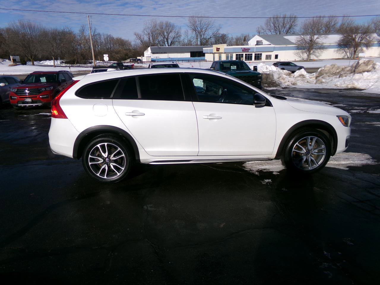 Used 2018 Volvo V60 T5 Cross Country w/ Convenience Package image 2