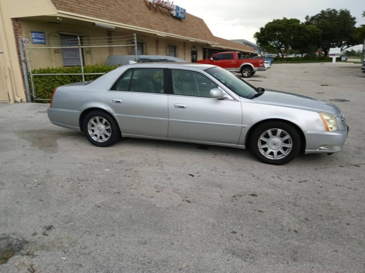 Used 2010 Cadillac DTS FWD image 6