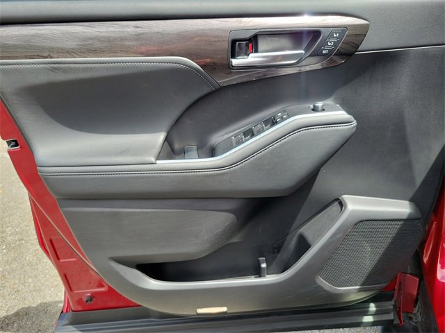 Used 2023 Toyota Highlander Platinum image 16