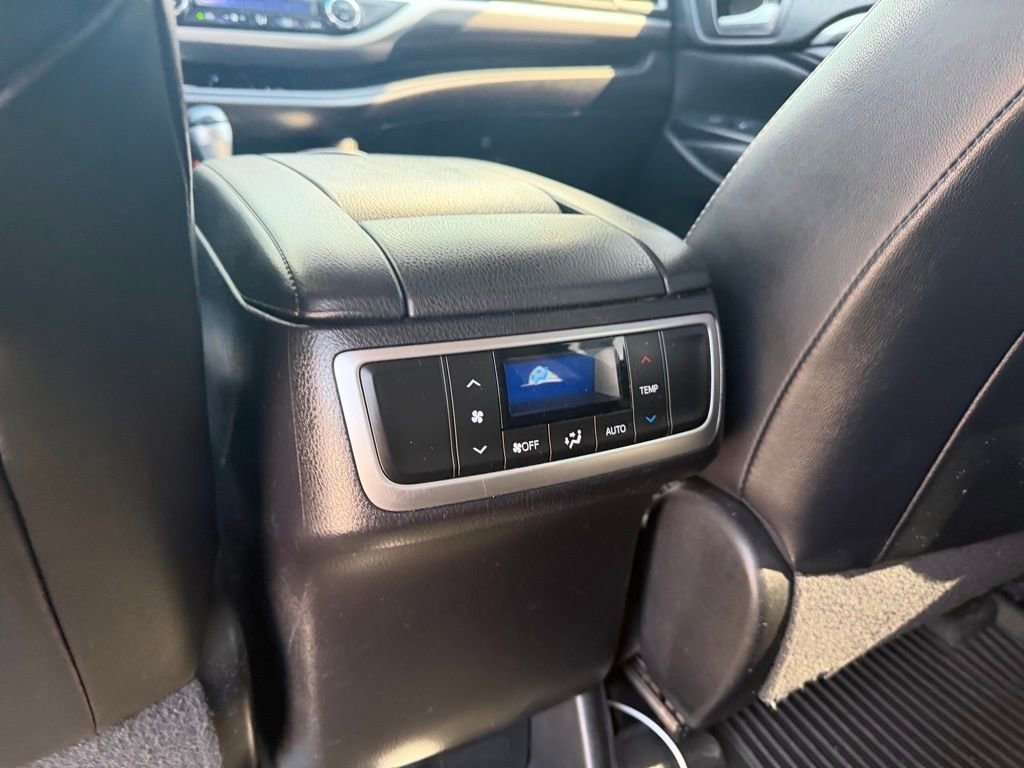 Used 2017 Toyota Highlander SE image 25