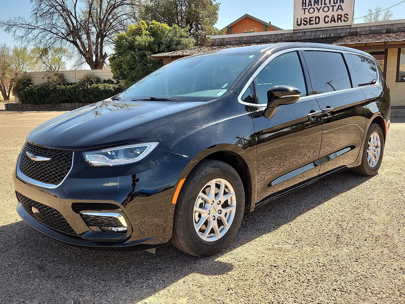 Used 2025 Chrysler Pacifica Select