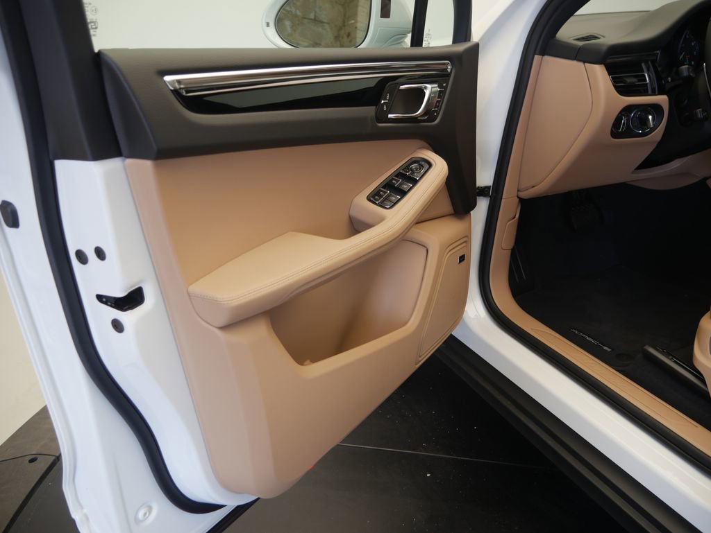New 2026 Porsche Macan AWD/4WD image 4