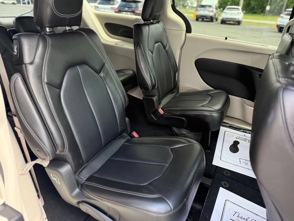 Used 2023 Chrysler Pacifica Touring-L FWD image 21