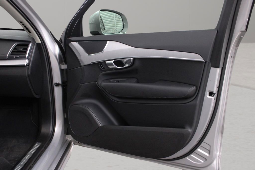 Certified 2025 Volvo XC90 B5 Core image 40