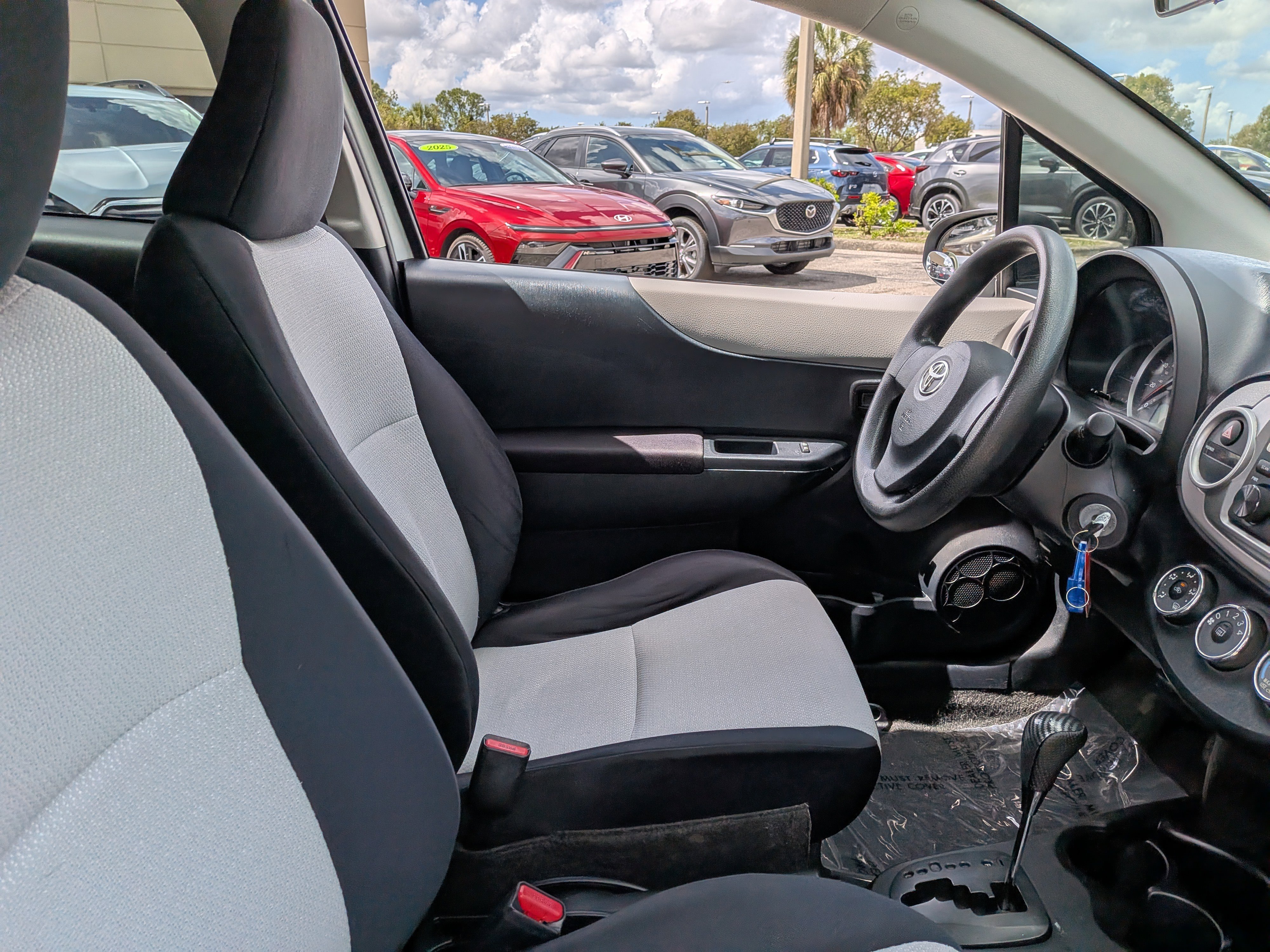 Used 2012 Toyota Yaris L image 17