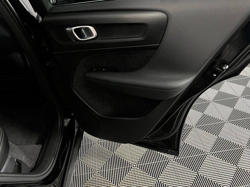 Used 2025 Volvo XC40 B5 Plus image 28