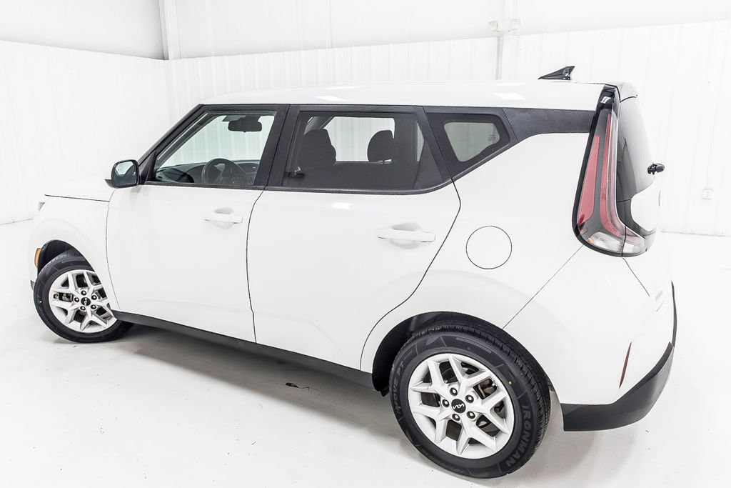 Used 2024 Kia Soul LX w/ Option Group 015 FWD image 4