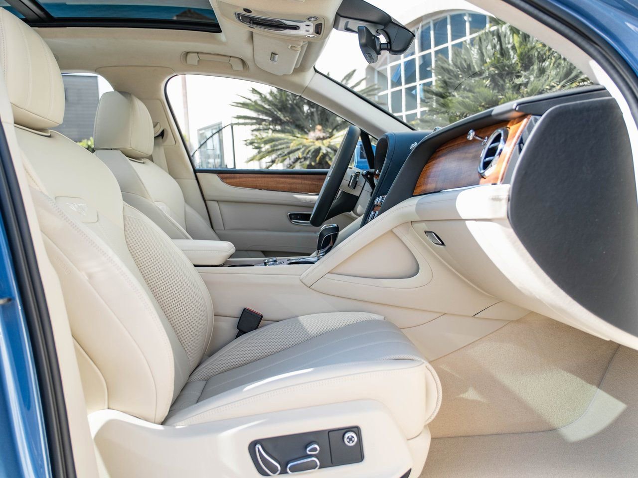 Used 2025 Bentley Bentayga Plug-In Hybrid image 25