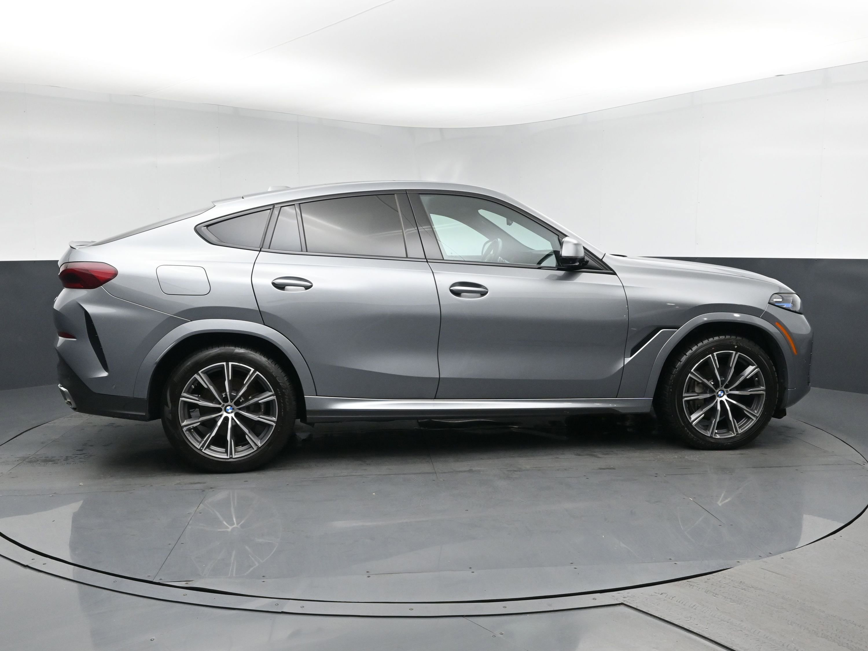 Used 2025 BMW X6 xDrive40i AWD/4WD image 3