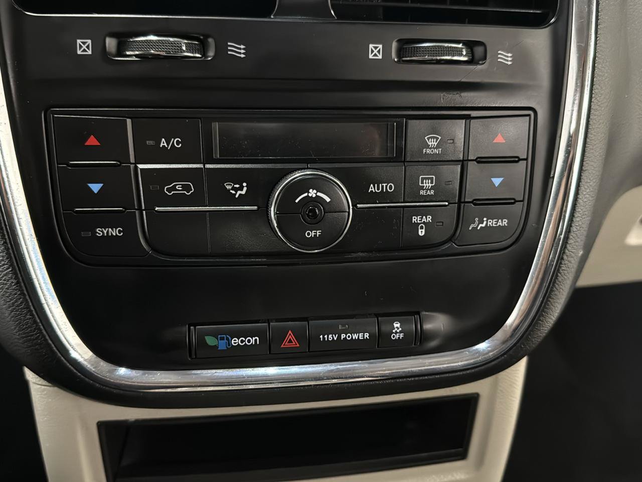 Used 2015 Chrysler Town & Country Touring FWD image 23