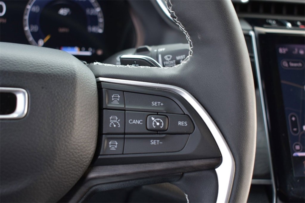 Used 2023 Jeep Grand Cherokee Limited w/ Black Appearance Package image 16