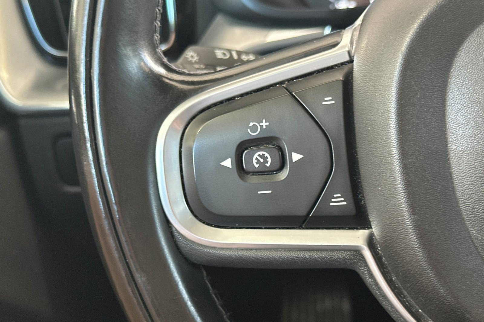 Used 2018 Volvo XC60 T6 Momentum w/ Convenience Package AWD/4WD image 28