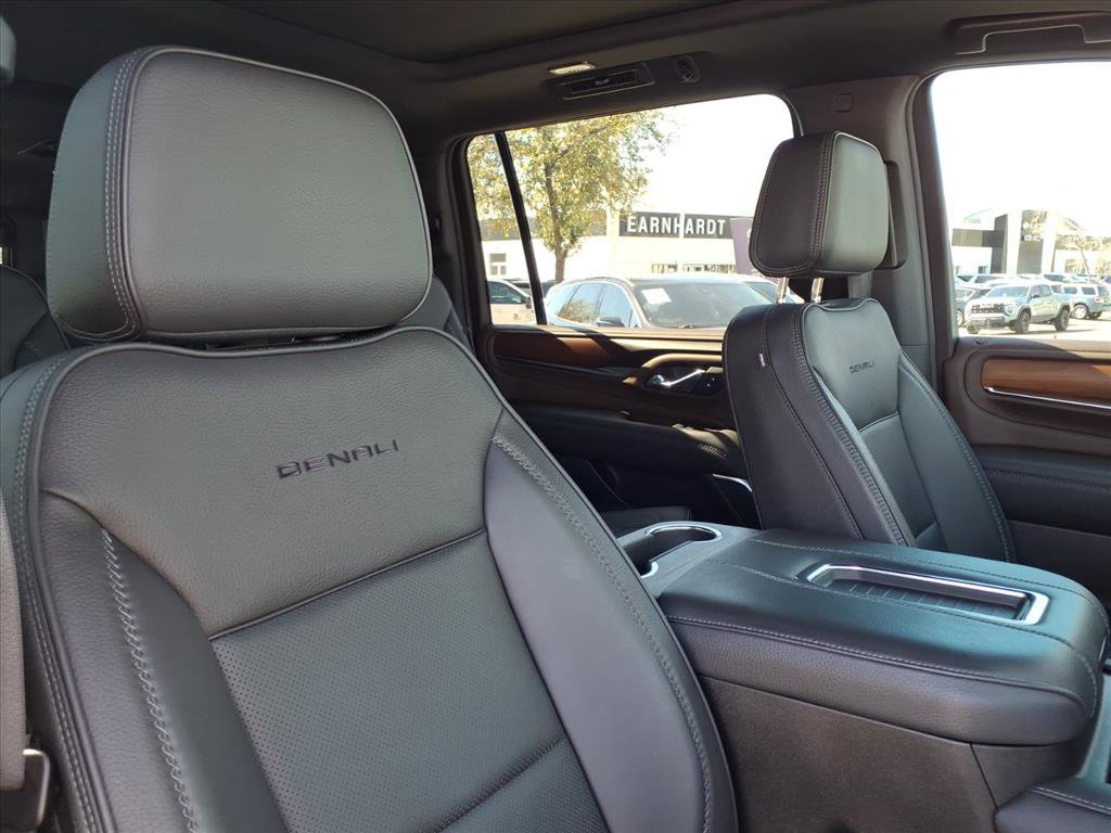 Used 2022 GMC Yukon XL Denali w/ Denali Premium Package image 13