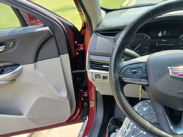 Used 2020 Cadillac XT4 Premium Luxury w/ Cold Weather Package FWD image 14