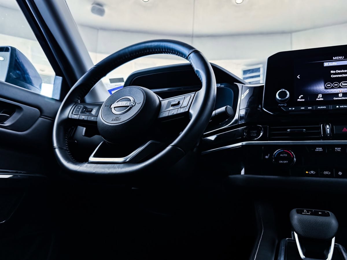 Used 2025 Nissan Pathfinder SV image 38