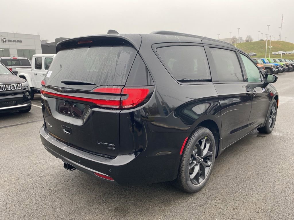 New 2026 Chrysler Pacifica Limited w/ S Appearance Package AWD/4WD image 3