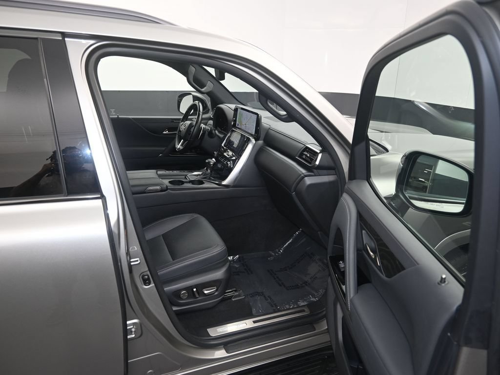 Used 2023 Lexus LX 600 4WD w/ Appearance Package image 10