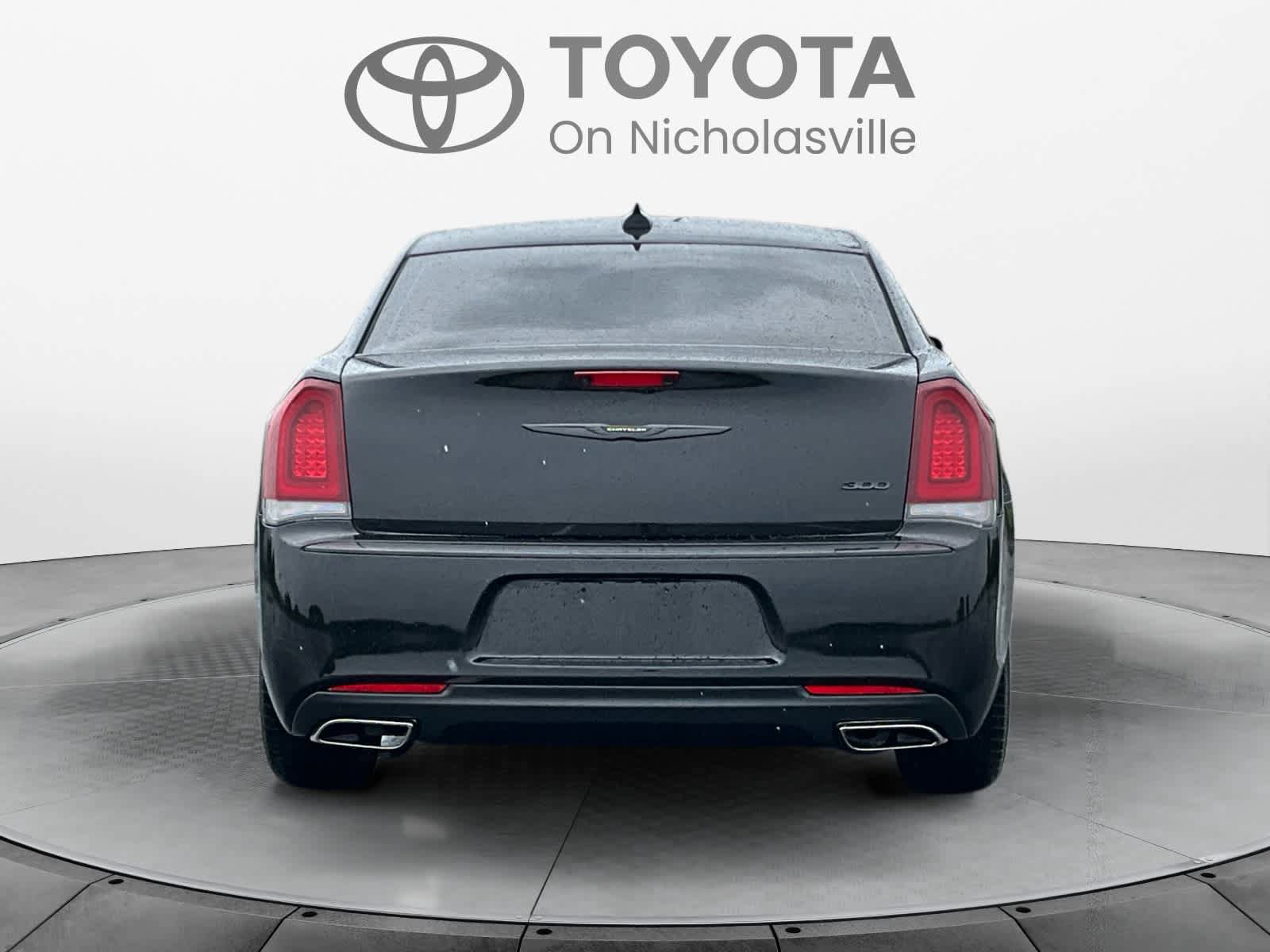 Used 2023 Chrysler 300 Touring w/ Sport Appearance Package RWD image 4