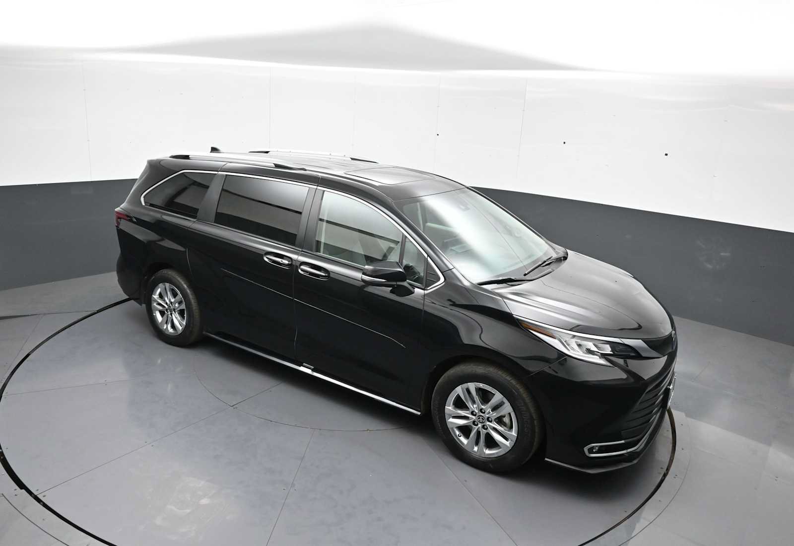 Used 2024 Toyota Sienna Limited AWD/4WD image 38