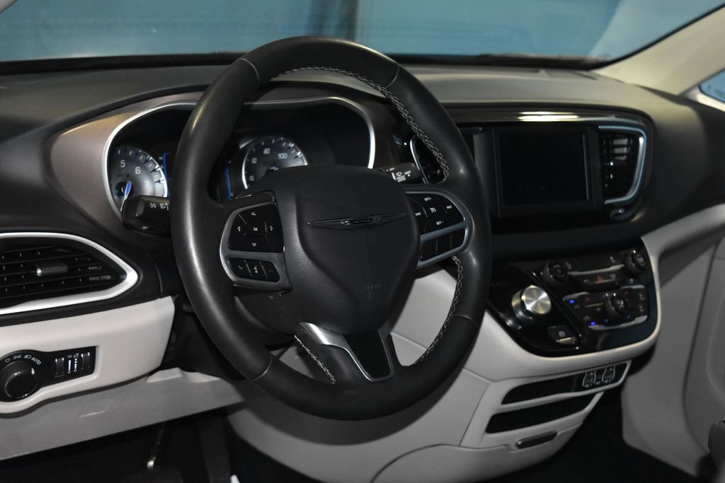 Used 2023 Chrysler Voyager LX FWD image 2