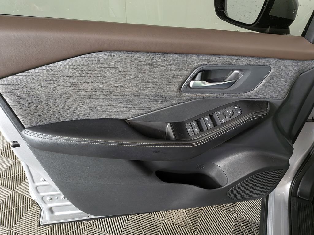 Used 2023 Nissan Rogue SV image 15