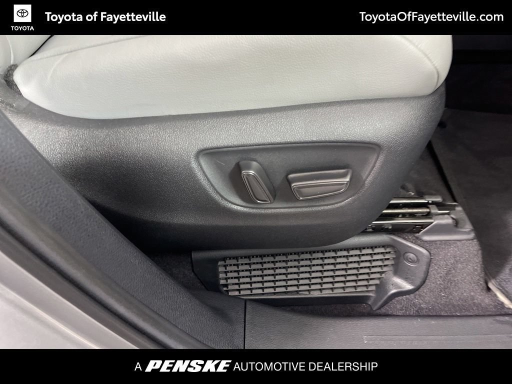 Certified 2025 Toyota Sienna XLE FWD image 8